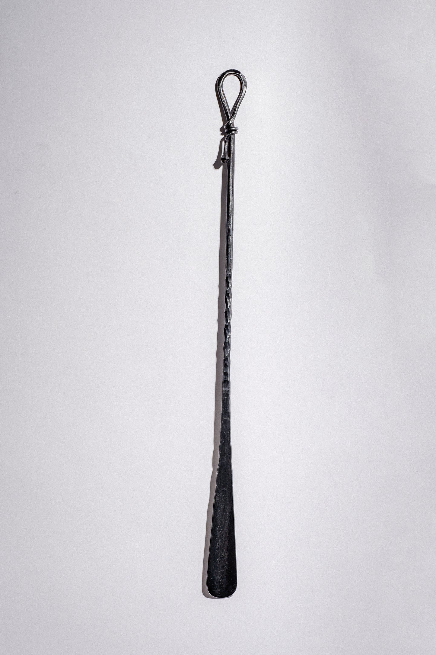 Geschmiedeter langer Schuhlöffel mit Wandschraube