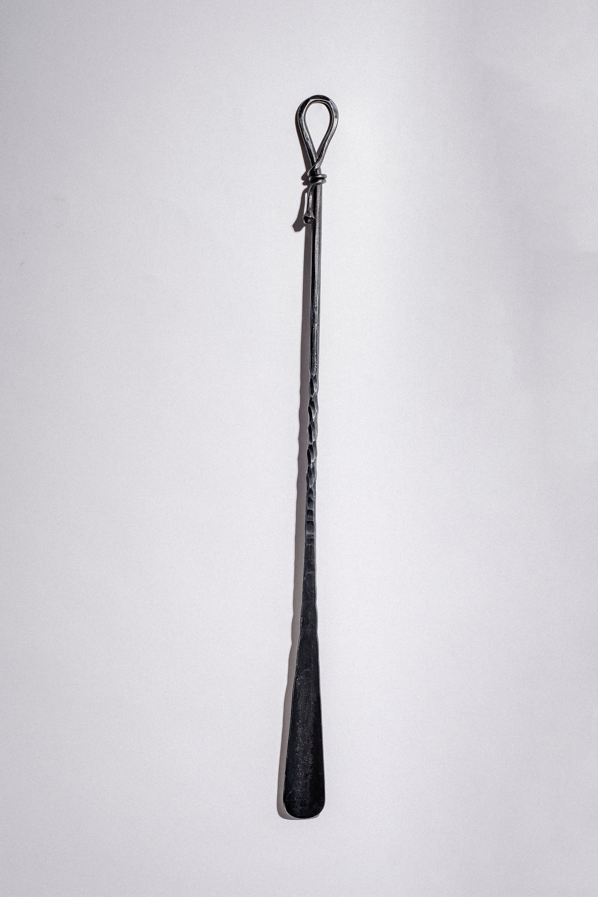 Geschmiedeter langer Schuhlöffel mit Wandschraube