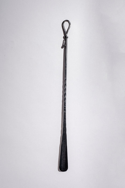 Geschmiedeter langer Schuhlöffel mit Wandschraube