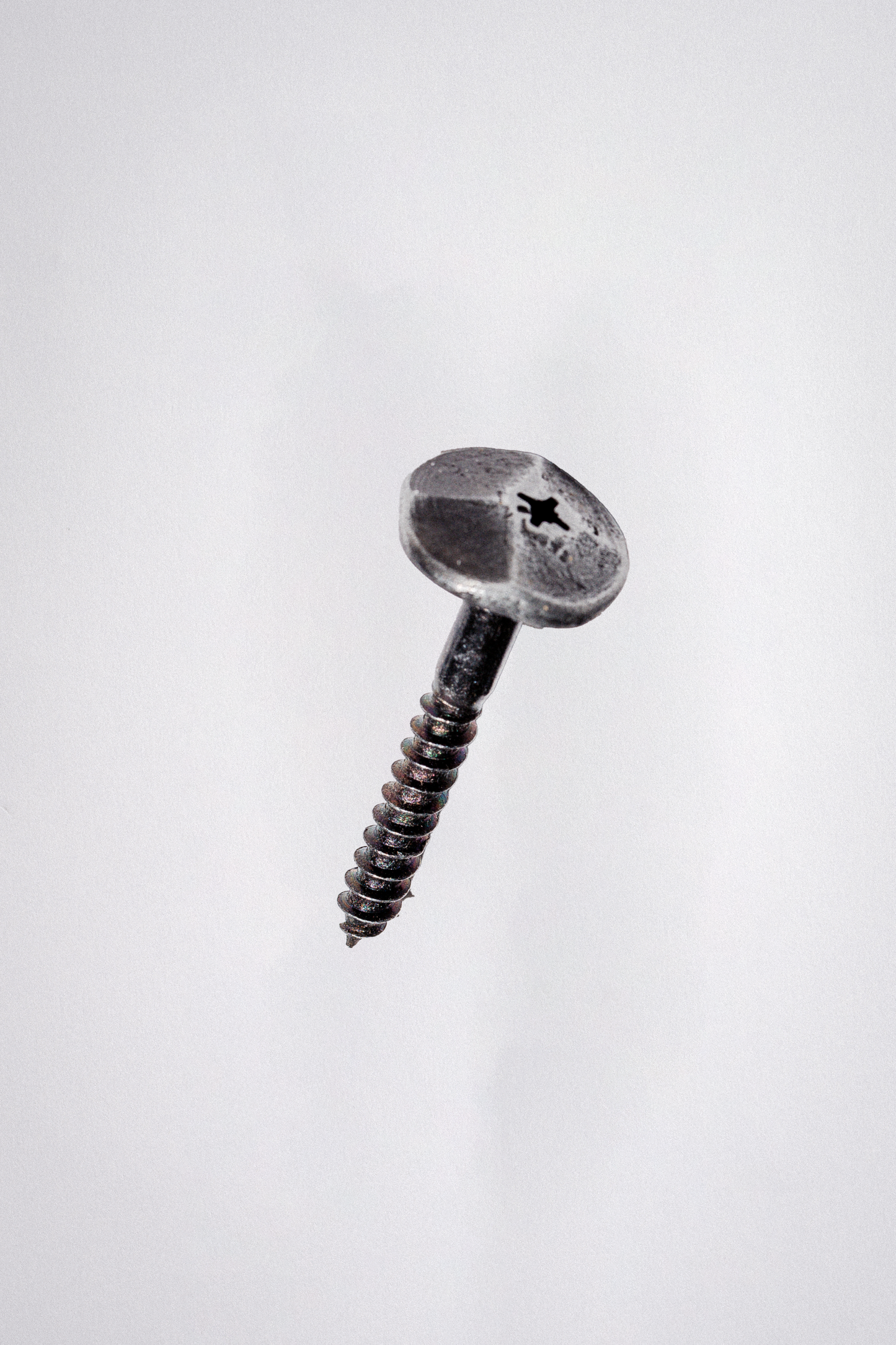 Handgeschmiedete Schraube mit dekorativem Kopf