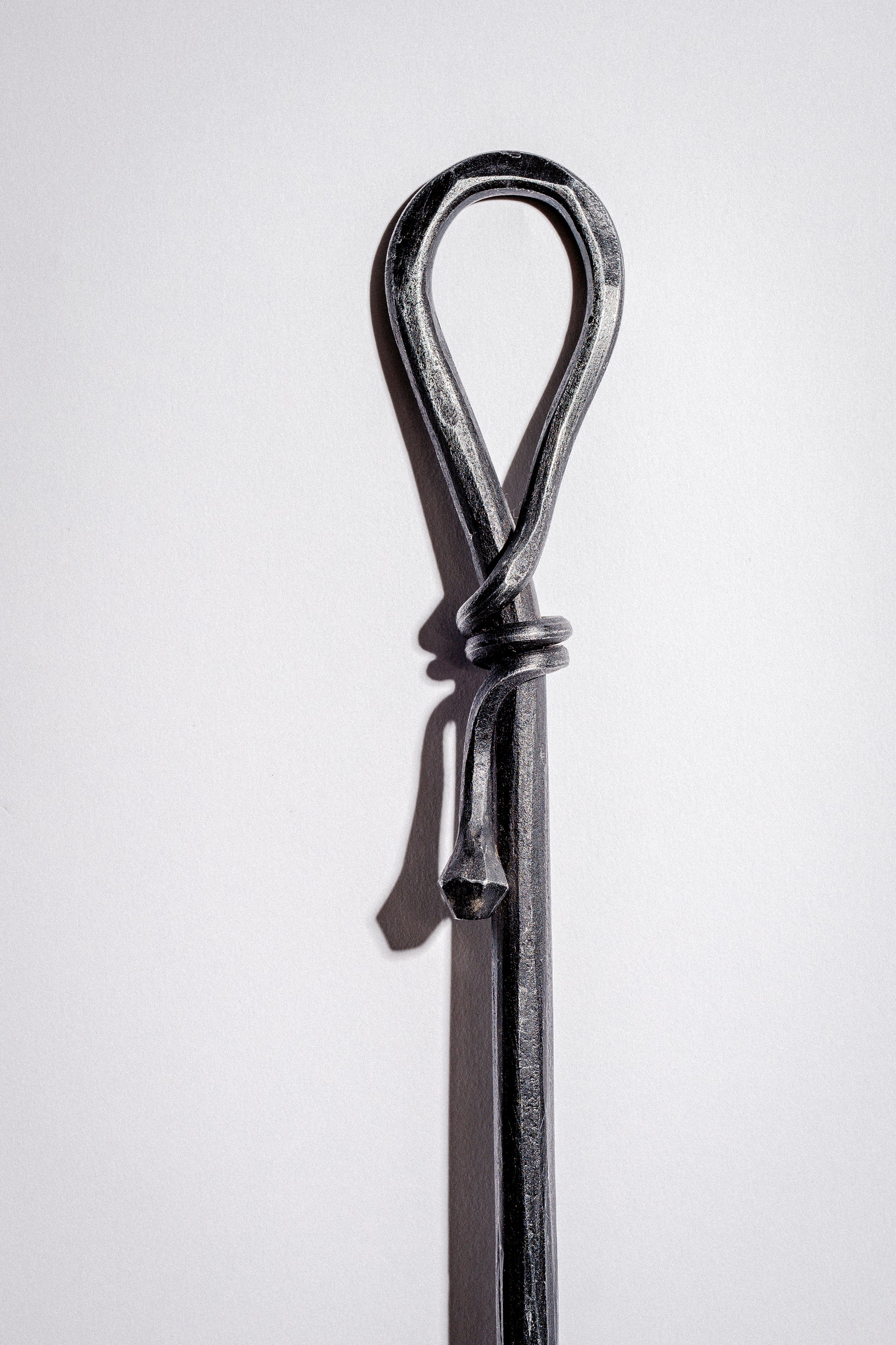 Geschmiedeter langer Schuhlöffel mit Wandschraube