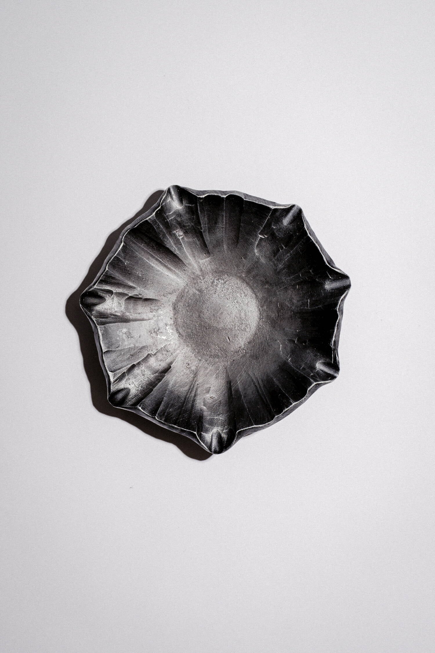 Geschmiedter runder Aschenbecher