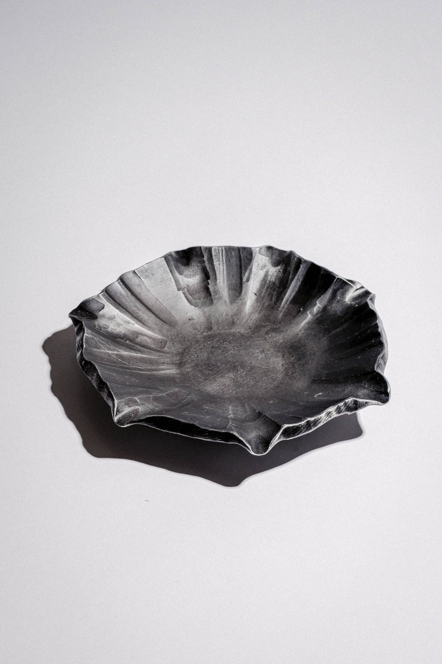 Geschmiedter runder Aschenbecher