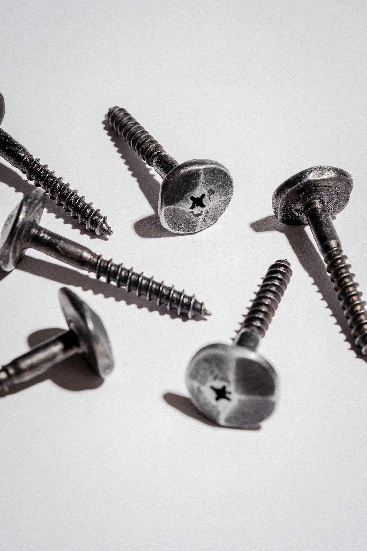 Handgeschmiedete Schraube mit dekorativem Kopf